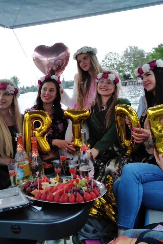 Gdańsk: Private Electric Boat Cruise on the Motława River - Meeting Point and Logistics