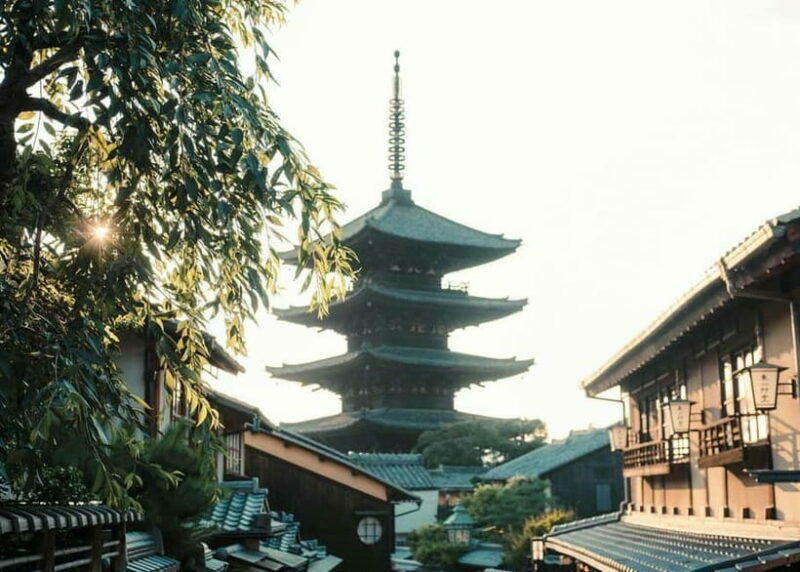 Geisha at Dusk: A Stroll Through Old Kyoto - Key Points