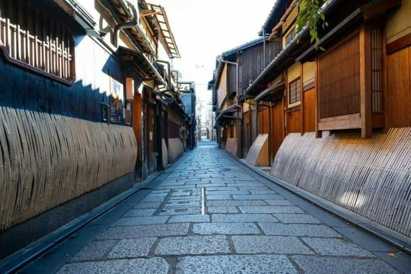 Geisha at Dusk: A Stroll Through Old Kyoto - Exploring Kyoto’s Historic Streets at Dusk