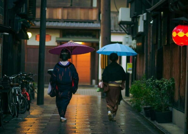 Geisha at Dusk: A Stroll Through Old Kyoto - What Travelers Say