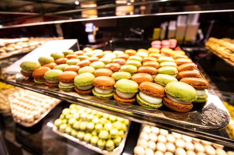Geneva: Chocolate Tasting and Walking Tour With a Local - Hearing Intriguing Stories