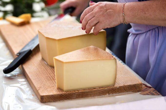 Geneva: Countryside Day Trip With Chocolate & Cheese Tasting - Maison Gruyères Cheese Factory