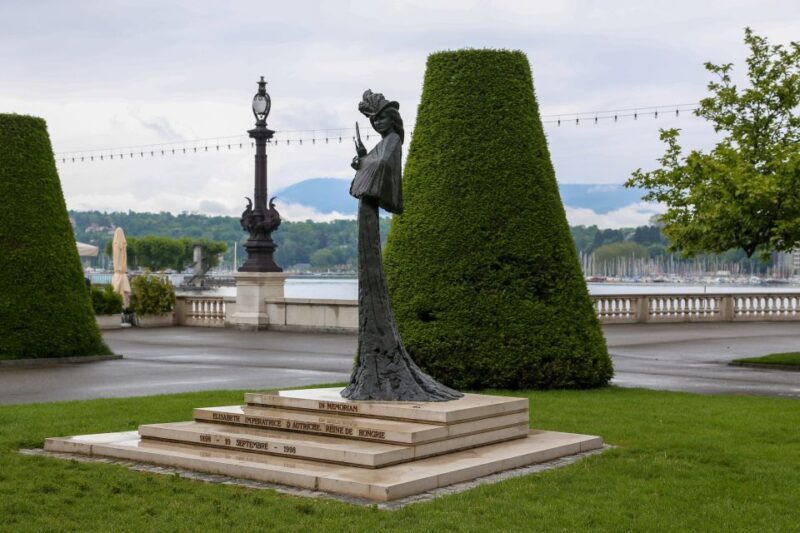 Geneva: Dark History Quest Experience - Explore Reformation Monument