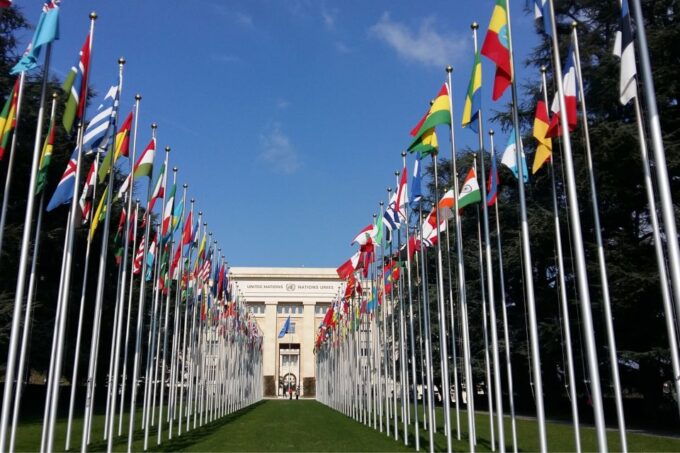 Geneva: First Discovery Walk and Reading Walking Tour - Tour Features