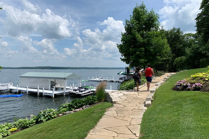 Geneva Lake Shore Path: Uncover 21 Miles of Stories on a Self-Guided Audio Tour - Navigating the Self-Guided Audio Tour