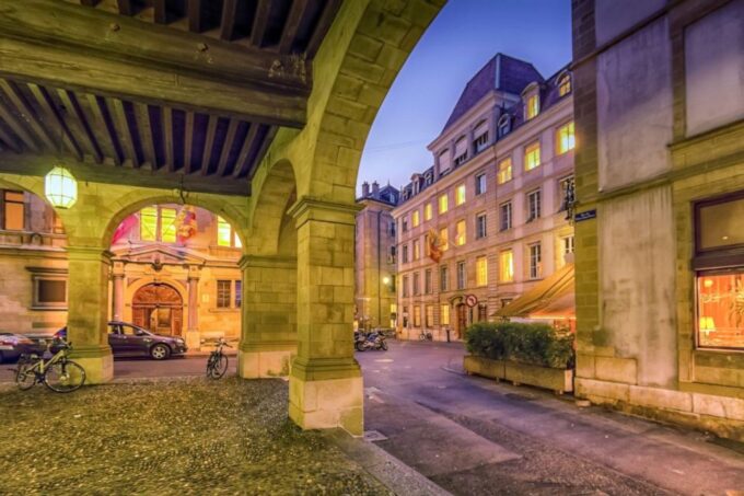 Geneva Old Town: Walking In App Audio Tour (ENG) - Cafés and Souvenirs