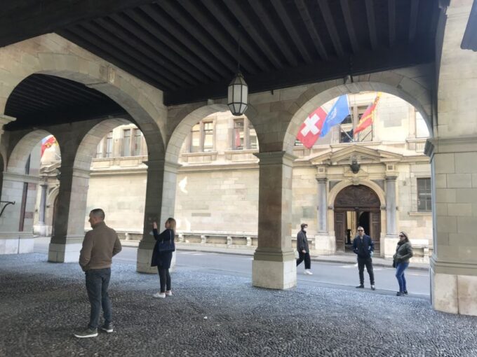 Geneva: United Nations, Old Town and Lake E-Bike Tour - Iconic Landmarks