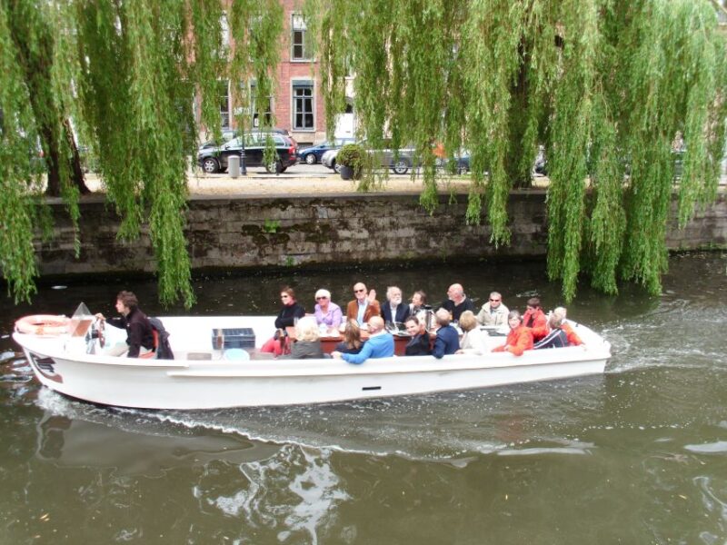 Ghent: 40-Minute Historical Boat Tour of City Center - Meeting Point and Logistics