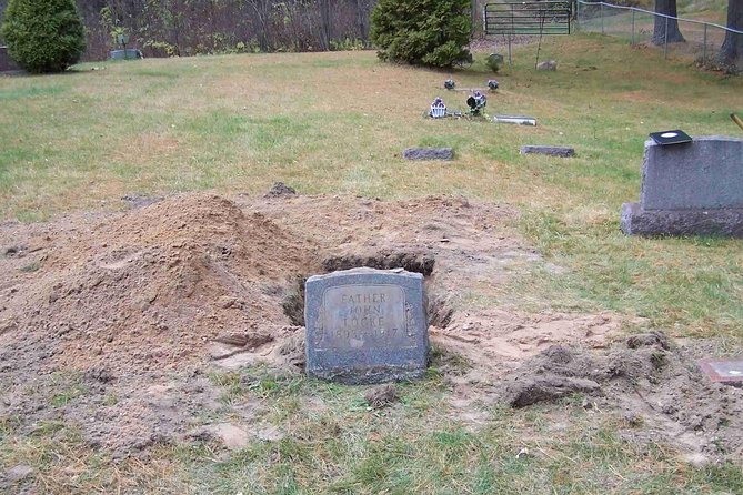 Ghosts and Graveyard Tour of Pensacola - Visiting an Active Funeral Home