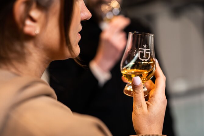 Giants Causeway and Whisky Distillery Tasting Tour From Belfast - Cancellation and Refund Policy