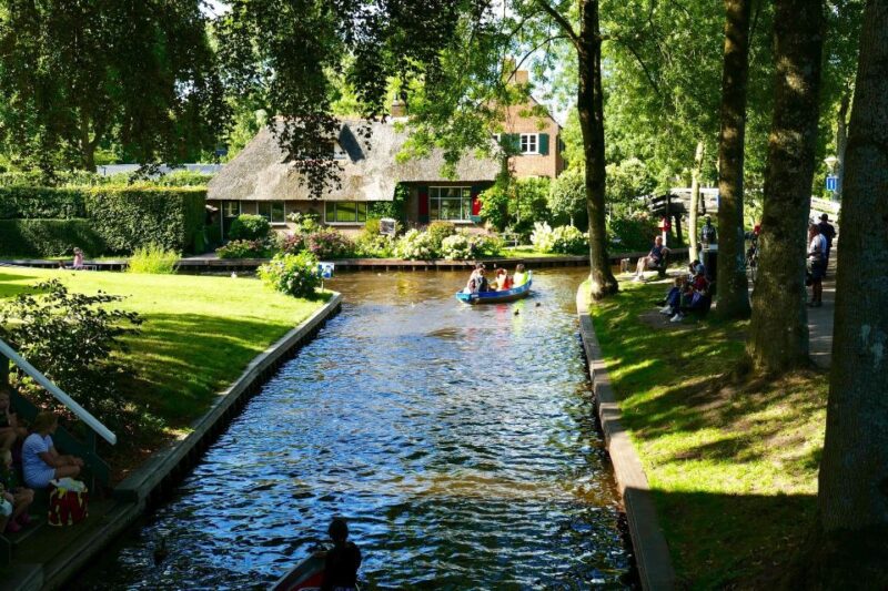 Giethoorn: 1 Hour Luxury Private Boat Tour With Local Guide - Luxury Private Boat Experience