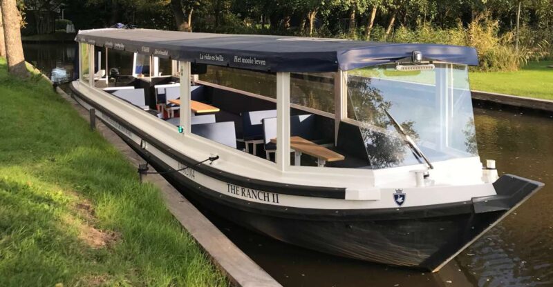 Giethoorn: 1 Hour Luxury Private Boat Tour With Local Guide - Guided Sightseeing Tour