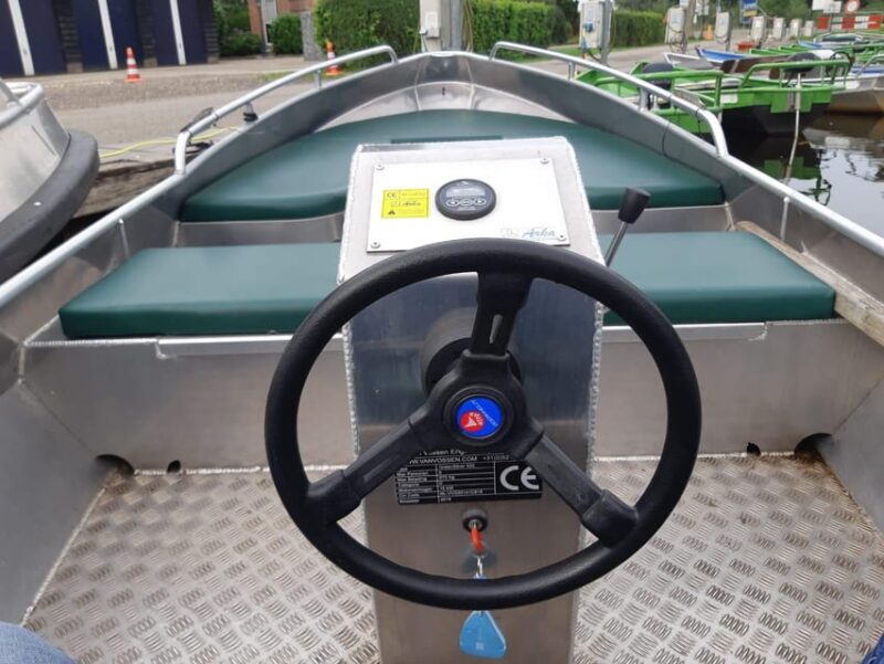 Giethoorn: 2 Hours 6 Persons Boat Steeringwheel + Cushions - Booking Information