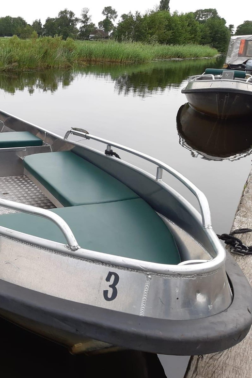 Giethoorn: 2 Hours 6 Persons Boat Steeringwheel + Cushions - Boat Details