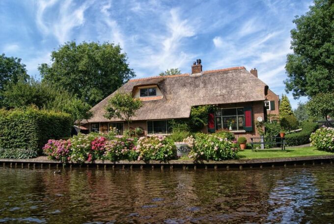 Giethoorn: 2 Hours 6 Persons Boat Steeringwheel + Cushions - What to Bring