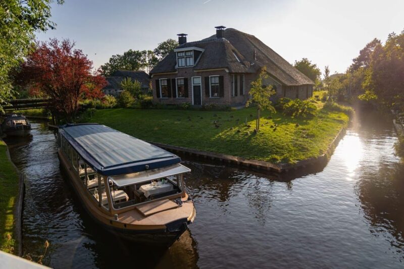 Giethoorn: Canal Cruise (1,5)Village Centre, Old Town & Lake - Experience Highlights