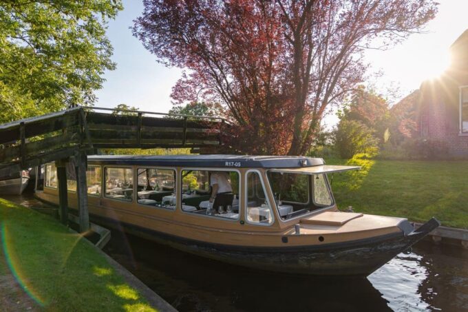 Giethoorn: Canal Cruise (1,5)Village Centre, Old Town & Lake - Sightseeing Attractions