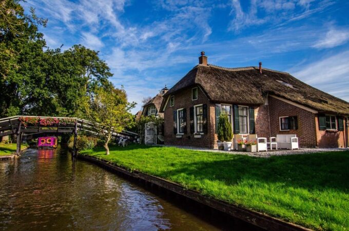 Giethoorn: Canal Cruise (1,5)Village Centre, Old Town & Lake - Frequently Asked Questions
