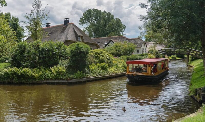 Giethoorn: Canals & Weerribben-Wieden Lake Guided Boat Tour - Key Points