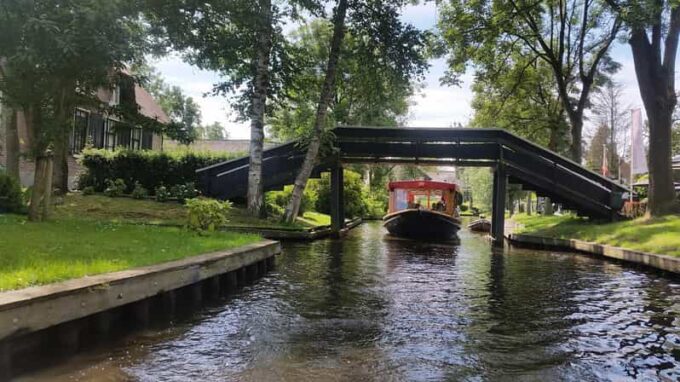 Giethoorn: Canals & Weerribben-Wieden Lake Guided Boat Tour - Boat Tour Duration
