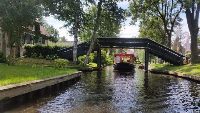 Giethoorn: Canals & Weerribben-Wieden Lake Guided Boat Tour - Free Cancellation Policy