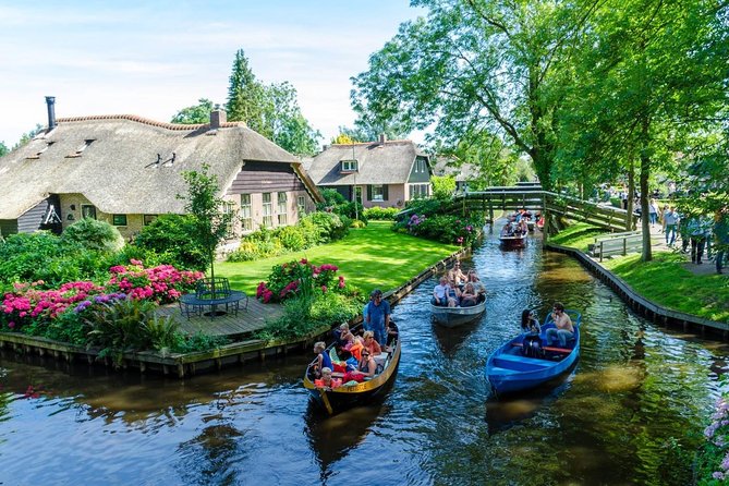 Giethoorn Day Private Tour Inc. Boat Trip - Exploring Giethoorns Canals