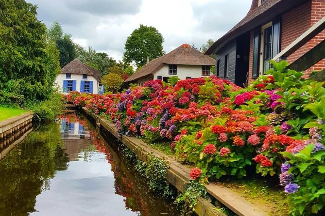 Giethoorn Day Trip From Amsterdam With Boatride - Boat Cruise Through Giethoorns Canals