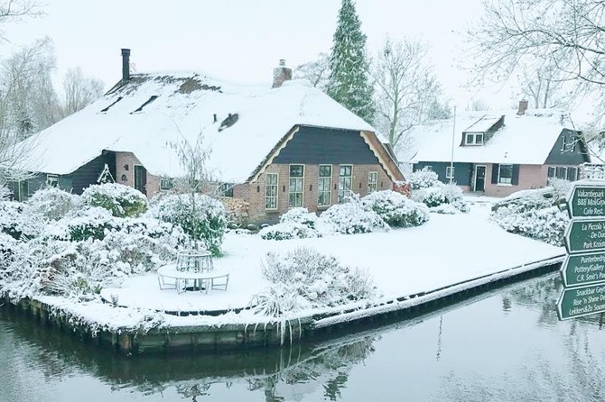 Giethoorn Day Trip From Amsterdam With Small Electric Boat - Exploring Giethoorn on Foot
