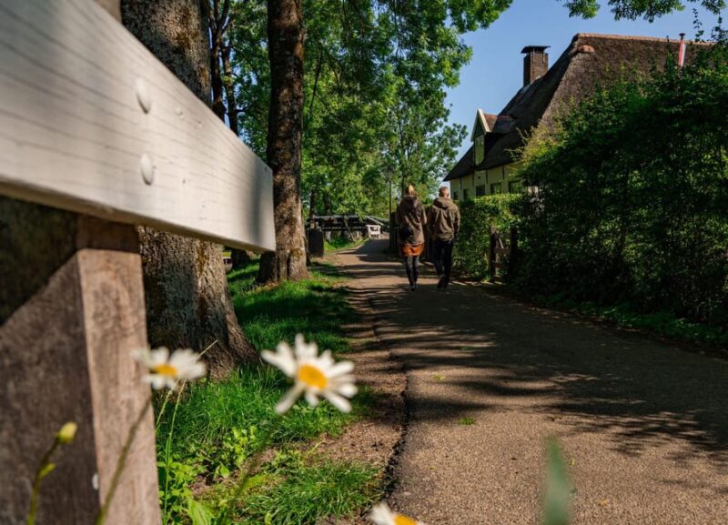 Giethoorn: Highlights Canal Cruise and Sightseeing Village - Self-Guided Exploration