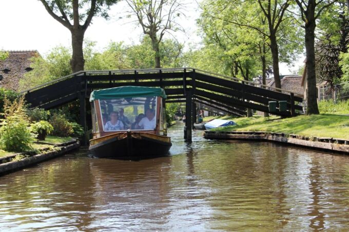 Giethoorn: Highlights Canal Cruise and Sightseeing Village - Getting to Giethoorn