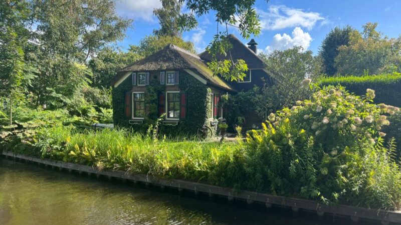 Giethoorn: Highlights & History Self-Guided Walking Tour - Tour Features and Experience