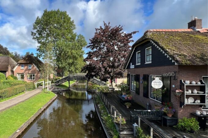 Giethoorn: Highlights & History Self-Guided Walking Tour - Discovering Giethoorns Highlights