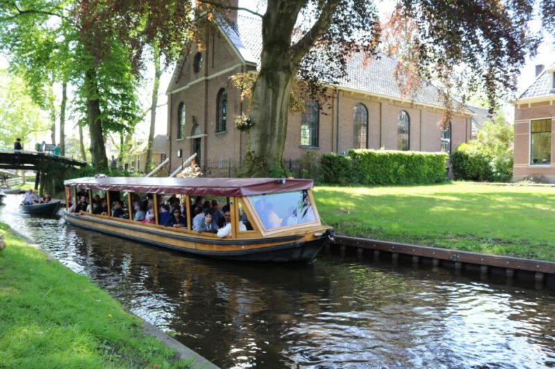 Giethoorn: Private Guided Canal Cruise With Coffee and Tea - Highlights of the Experience
