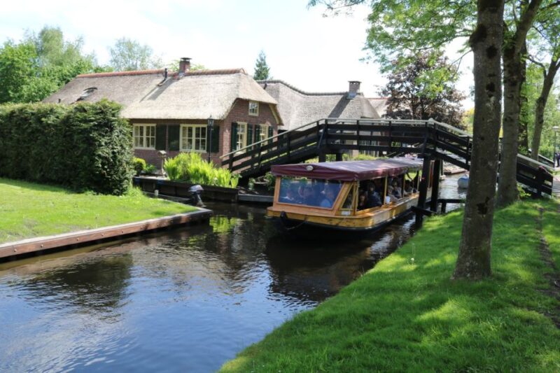 Giethoorn: Private Guided Canal Cruise With Coffee and Tea - Boat Specifications