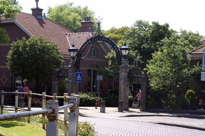 Giethoorn Private Tour From Amsterdam With Dutch Dike Sightseeing - Exploring Giethoorns Canals