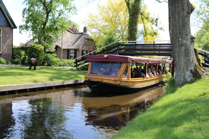 Giethoorn: Village & National Park Canal Cruise With Coffee - Guided Boat Tour
