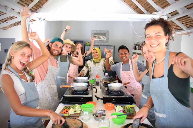 Gili Air: Kaktus Traditional Cooking Class - Traditional Cooking Tools