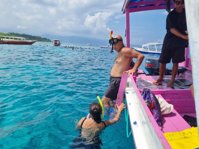 Gili Island Snorkeling: Gili Trawangan, Meno And Air - Diving Into Gili Air