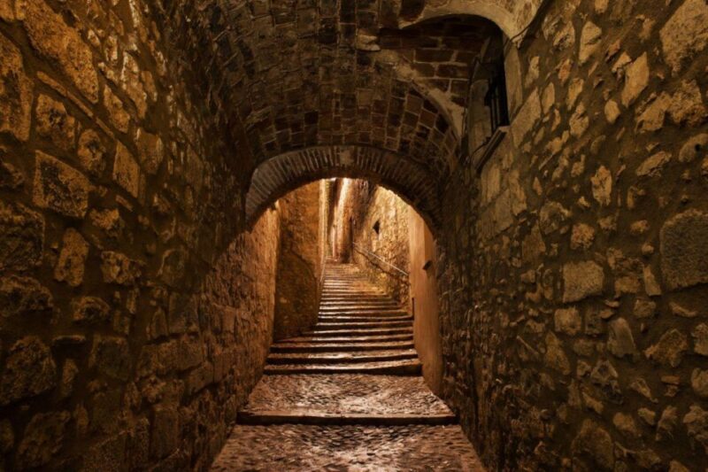 Girona: Discover the City - Audio Walking Guide App-Based - Immersive Storytelling and Cultural Insights