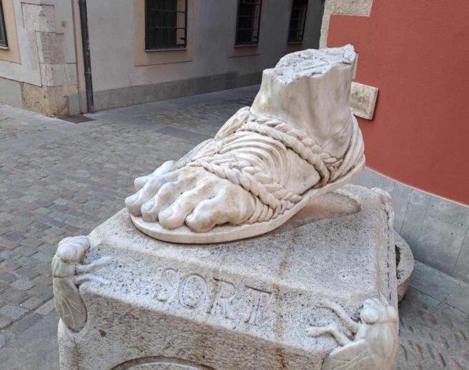 Girona: Discover the City - Audio Walking Guide App-Based - Navigating the App