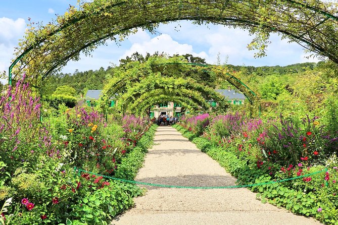 Giverny and Monets Garden Half-Day Trip From Paris - Exploring Monets House