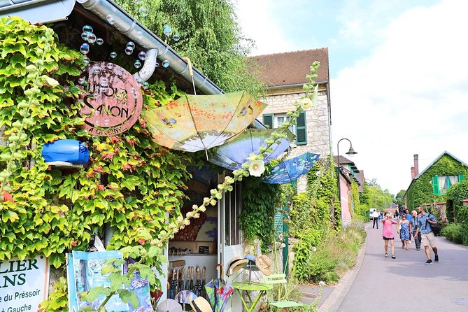 Giverny and Monets Garden Half-Day Trip From Paris - The Iconic Green Archways