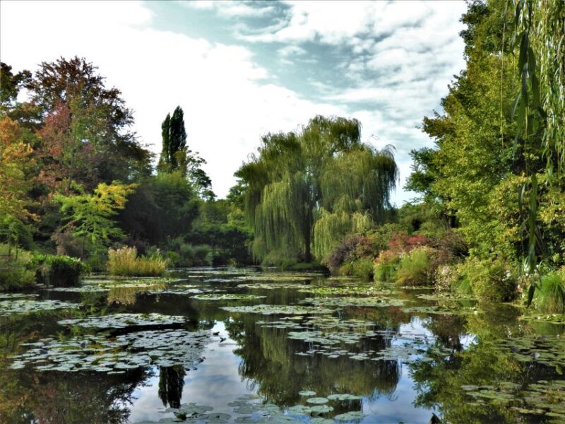Giverny: Monet's House and Gardens Skip-the-Line Tour - Discovering the Iconic Japanese Bridge and Water Garden