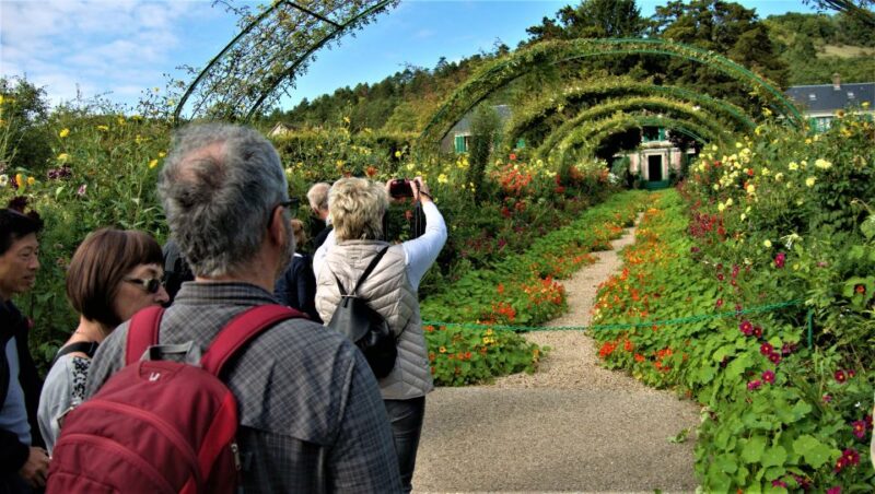 Giverny: Monet's House and Gardens Skip-the-Line Tour - Appreciating the Vibrant Seasonal Blooms