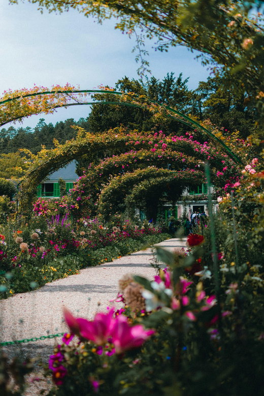 Giverny: Private Guided Walking Tour With Monets House - Givernys Charm and History