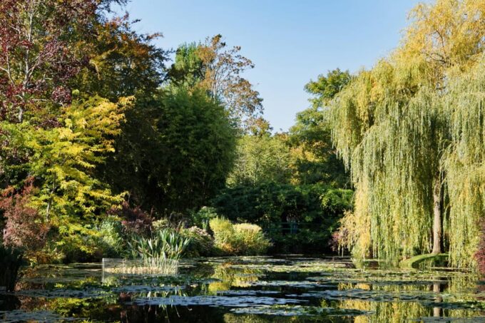 Giverny: Private Guided Walking Tour With Monets House - Exploring the Village and Gardens