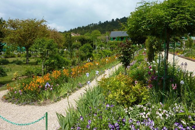Giverny With Minivan - Pickup and Transportation