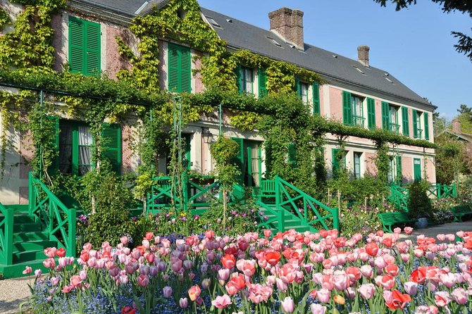 Givernys House & Gardens Plus Versailles Palace Day Trip With Lunch From Paris - Meeting Point and Logistics