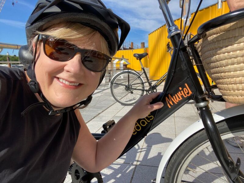 Glasgow: City Highlights Guided Bike Tour With Snacks - Tour Experience