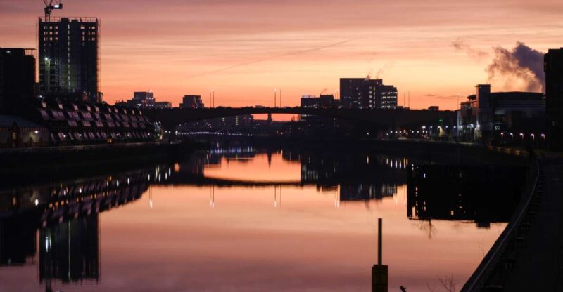 Glasgow: Express Walk With a Local in 60 Minutes - Experience Highlights